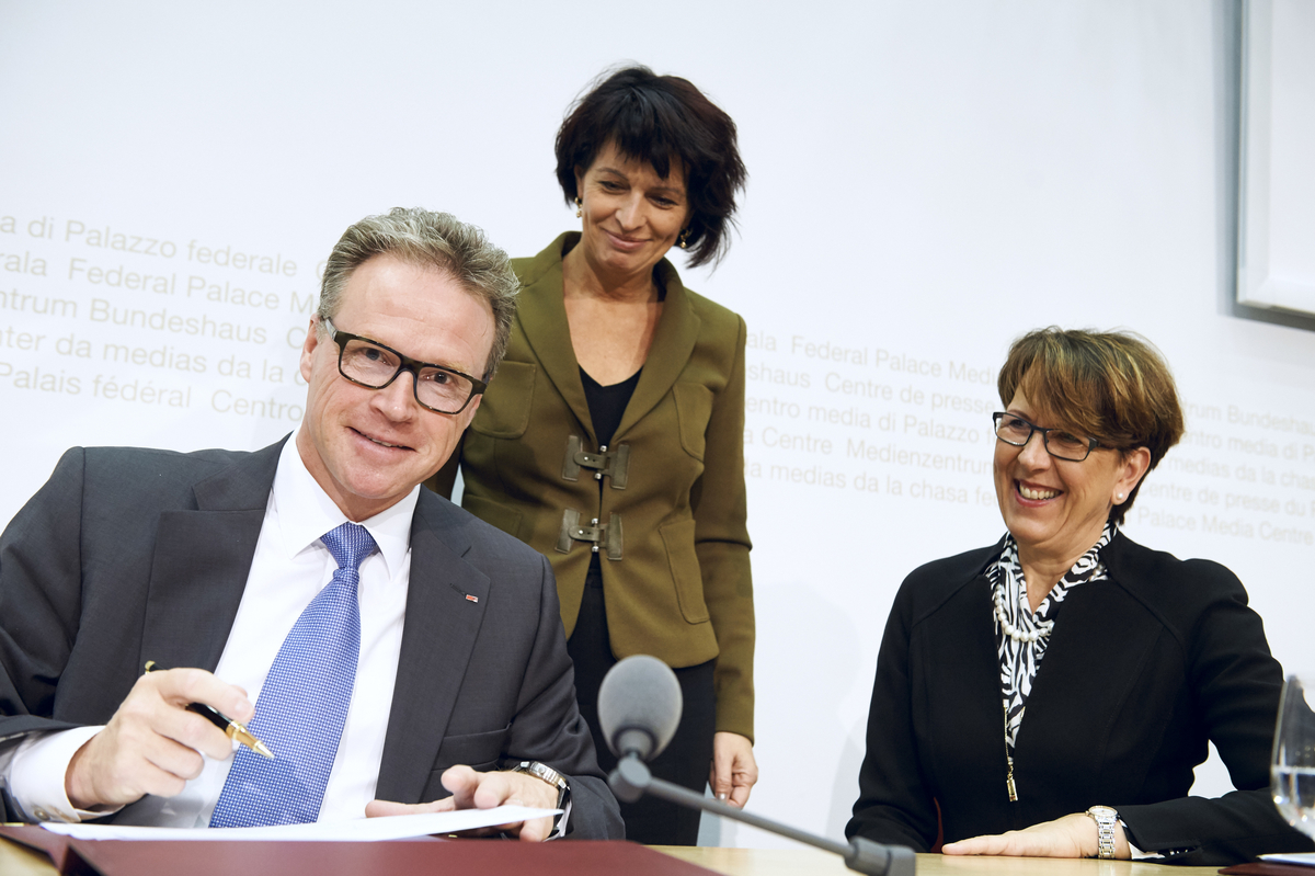Andreas Meyer (CEO SBB), Bundesrätin Doris Leuthard und Susanne Ruoff (Konzernchefin Schweizerische Post) bei der Unterzeichnung der Absichtserklärung im Anschluss an die Medienkonferenz 