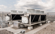 La foto mostra gli impianti di raffreddamento di ritorno ibridi sul tetto del CC Wankdorf.